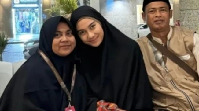 Azizah Salsha bersama ayah dan ibu Pratama Arhan saat umrah. [Instagram]